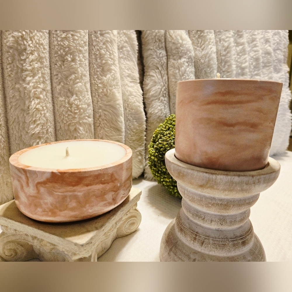 Beautiful Hand Poured Candle & Homeade Vessel. Willow Lane Glow- Fresh Floral